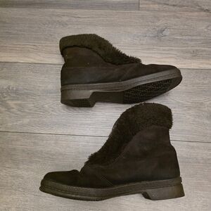 Snowland 1970s Vintage Snow Boots Size 7. Brown Suede Ankle Boots with Faux Fur